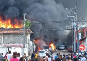 VIDEO: Personas atrapadas en vehículos tras explosión en San Cristóbal