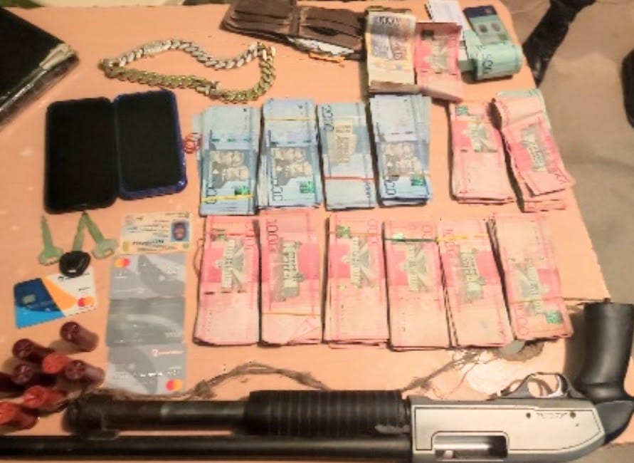 Policía Nacional ocupa dinero y armas ilegales en Pedernales y Barahona