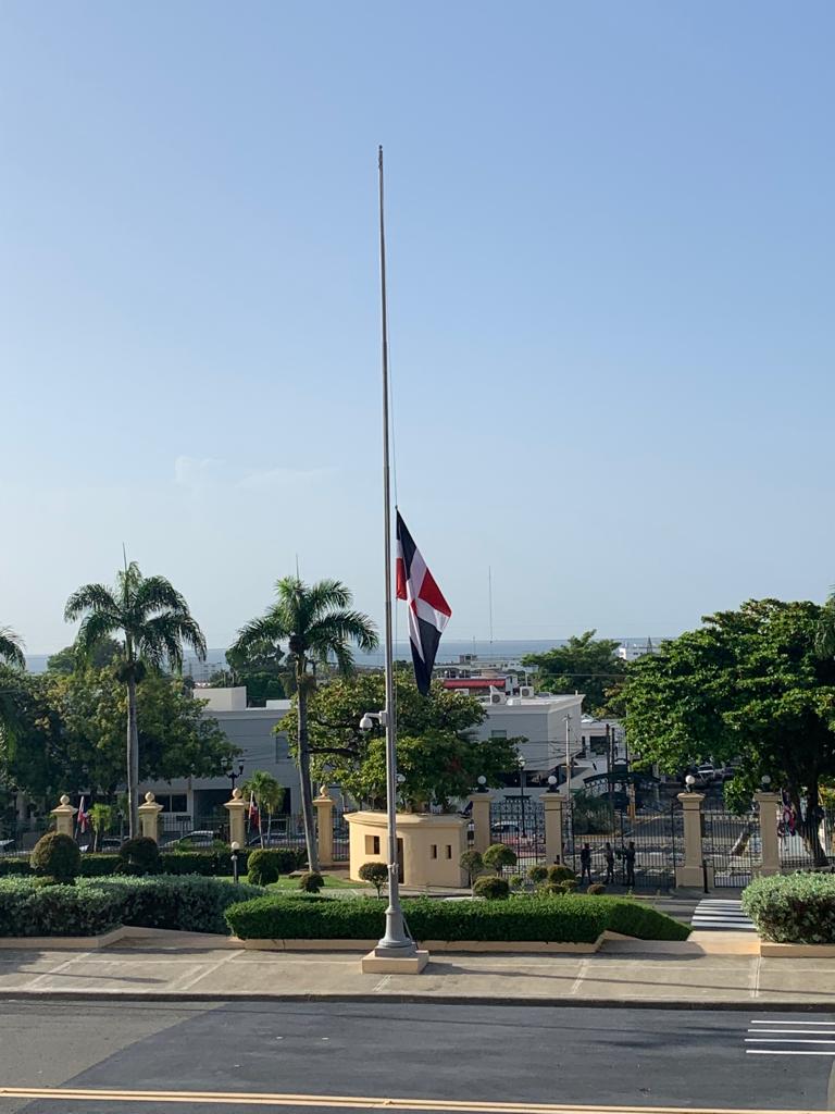 Duelo Nacional: Bandera ondea a media asta en Palacio Nacional