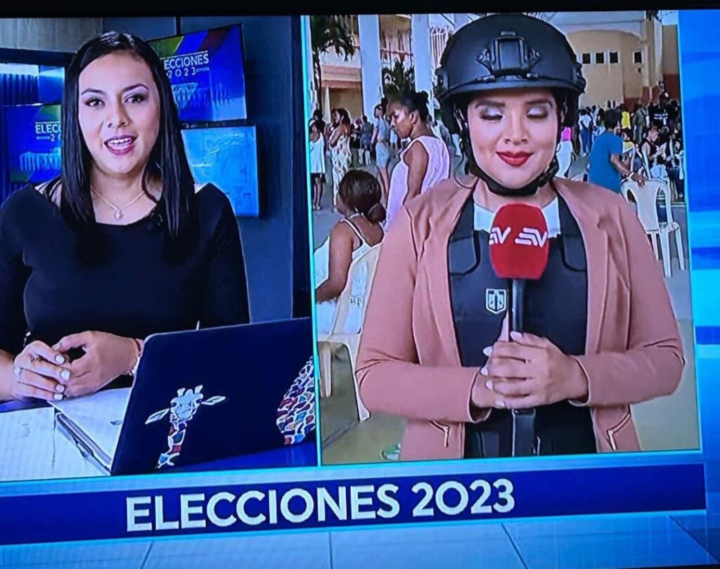 Periodistas con chalecos antibalas y cascos cubriendo elecciones en Ecuador