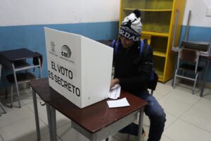 Abren los centros de votación en Ecuador para las elecciones generales y consultas ambientales