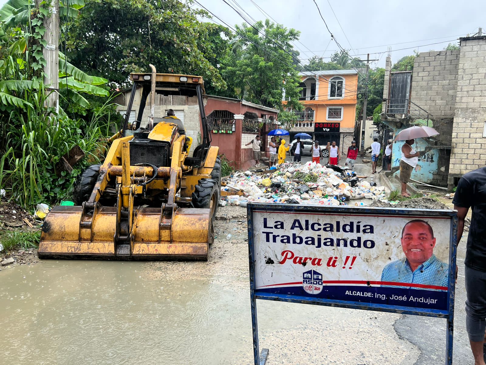 Alcaldía de Santo Domingo Oeste realiza trabajos preventivos en cañadas para evitar inundaciones
