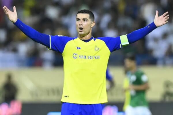 Cristiano Ronaldo anota un triple en fútbol de Arabia Saudita