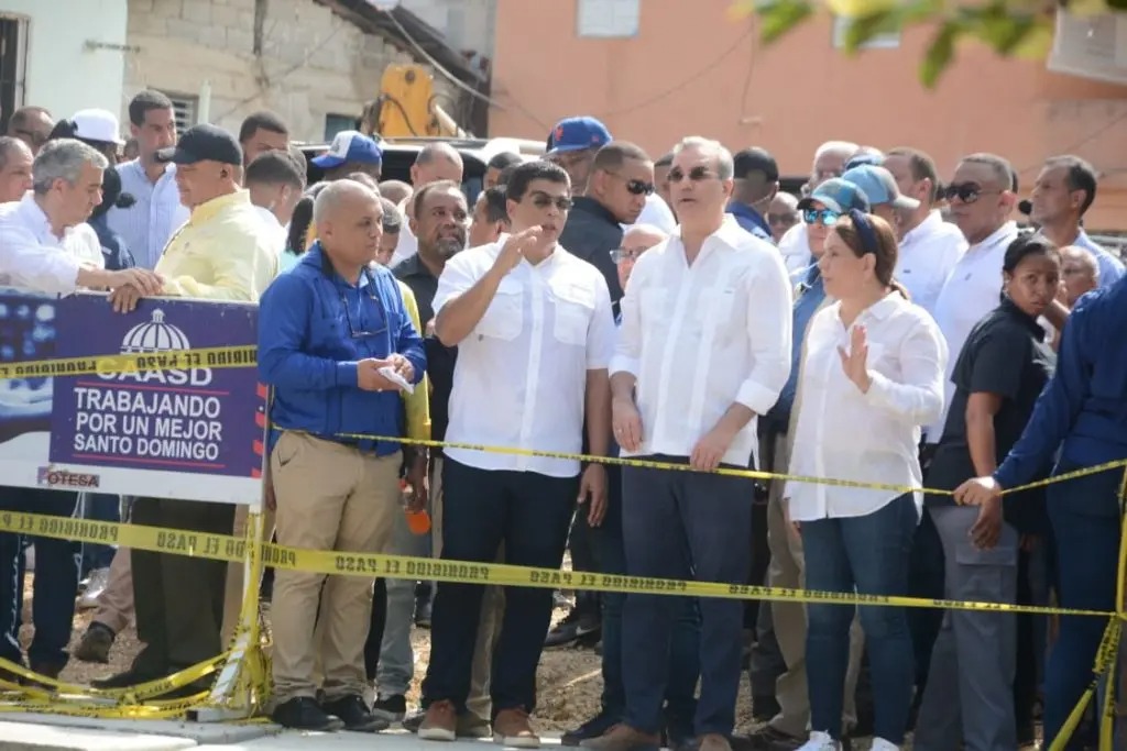 Presidente Abinader visita cañada de Las 800 en Los Ríos