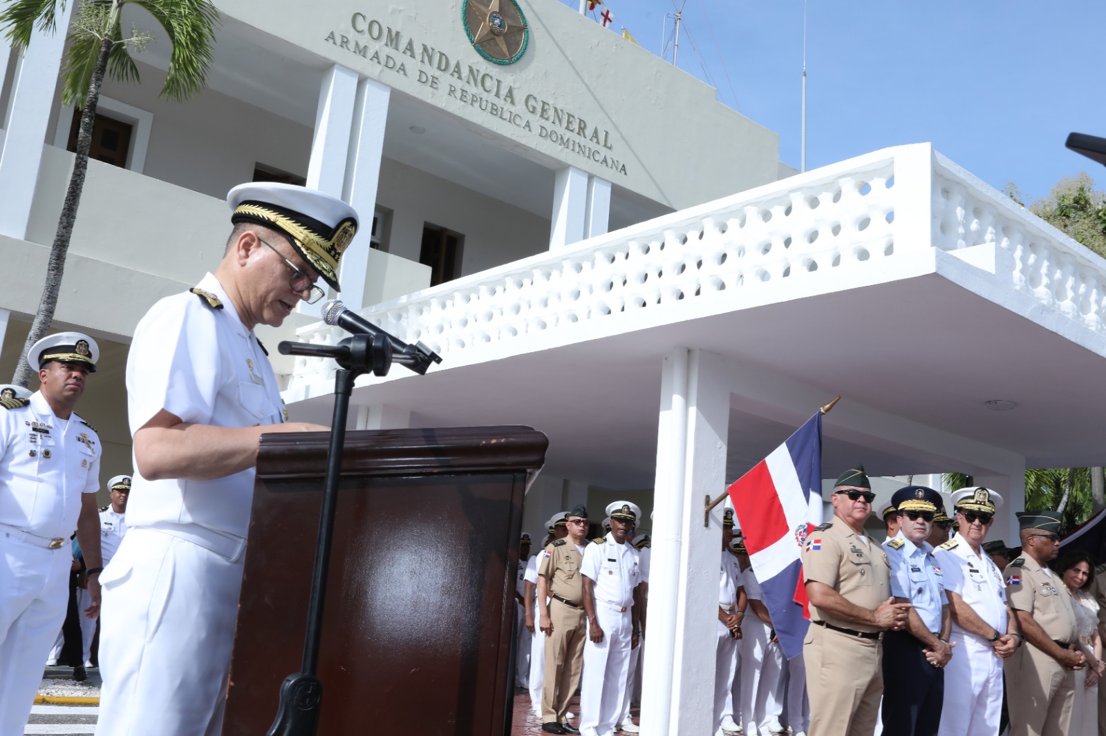 Ministro de Defensa encabeza traspaso de mando Armada