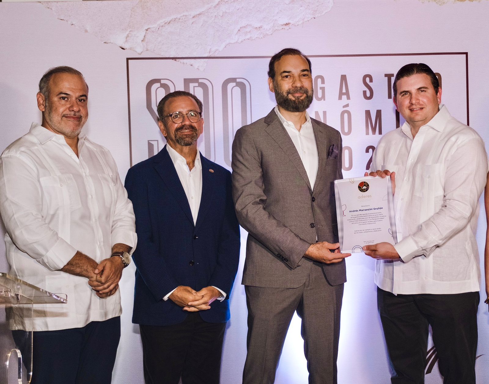 Aderes reconoce a Andrés Marranzini Grullón por sus aportes al sector gastronómico