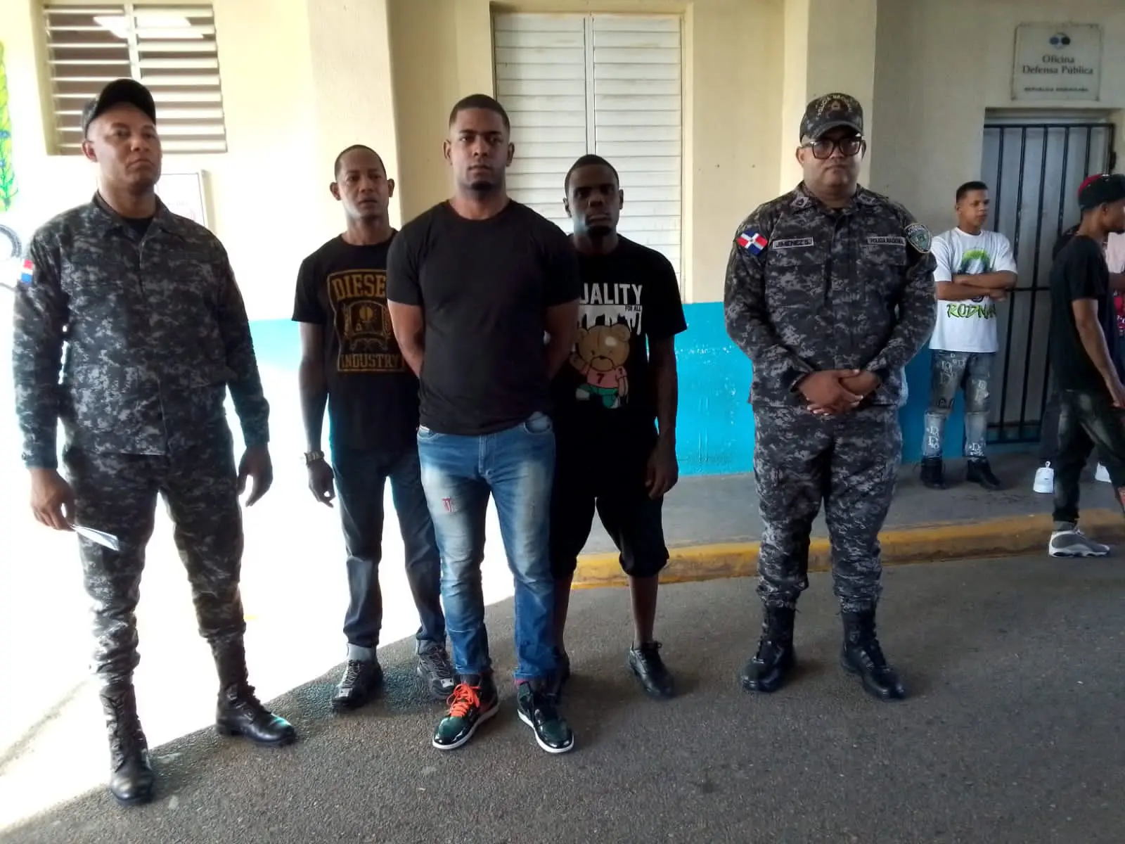 Autoridades persiguen reos que se fugaron cuando eran trasladados a tribunal de San Pedro de Macorís