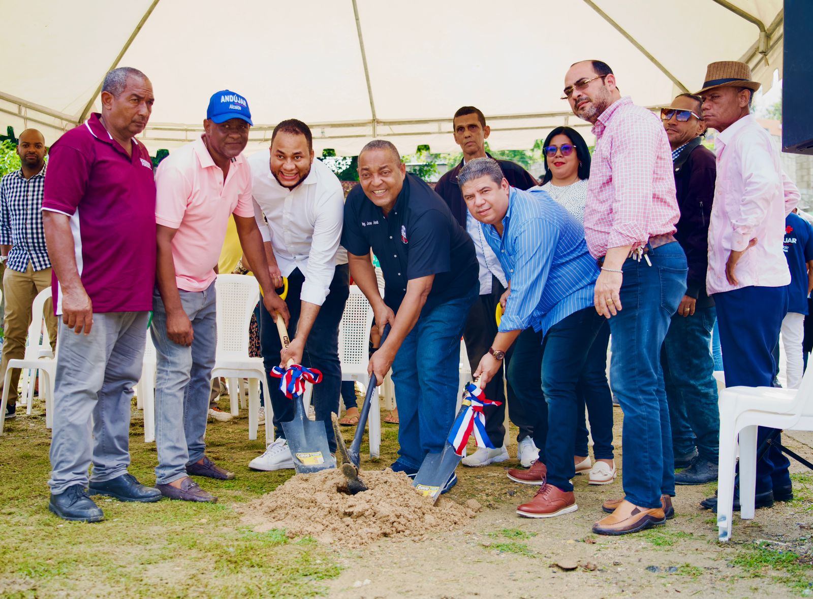 Alcalde José Andújar inicia la construcción de la cancha deportiva de Chuplun con una inversión superior a los RD$ 4 millones