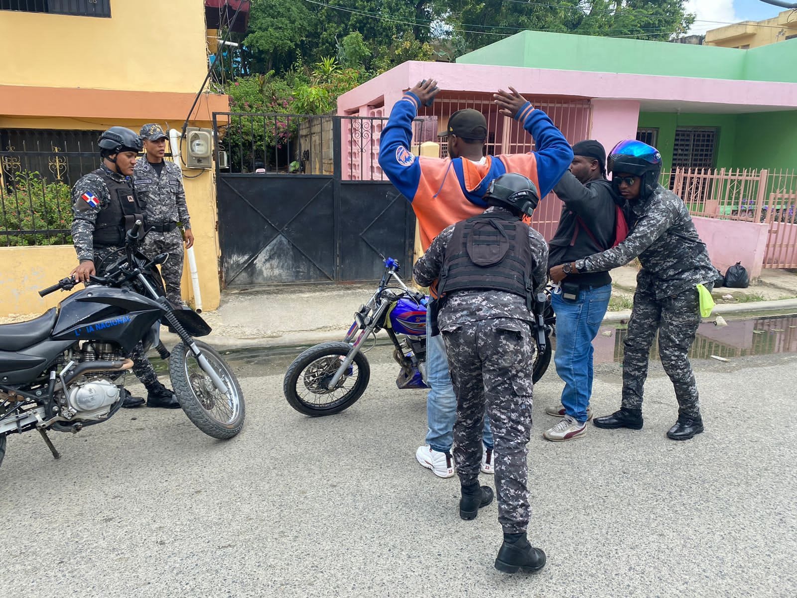 Policía Nacional realiza operativo de desarme en Villa Mella