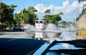 Charcos de agua en Av. 30 de Mayo producen accidente vehicular