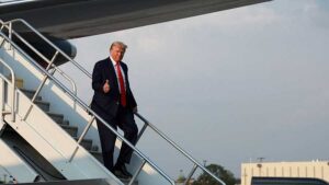 Trump viaja a Georgia para entregarse en la cárcel por su imputación por injerencia electoral