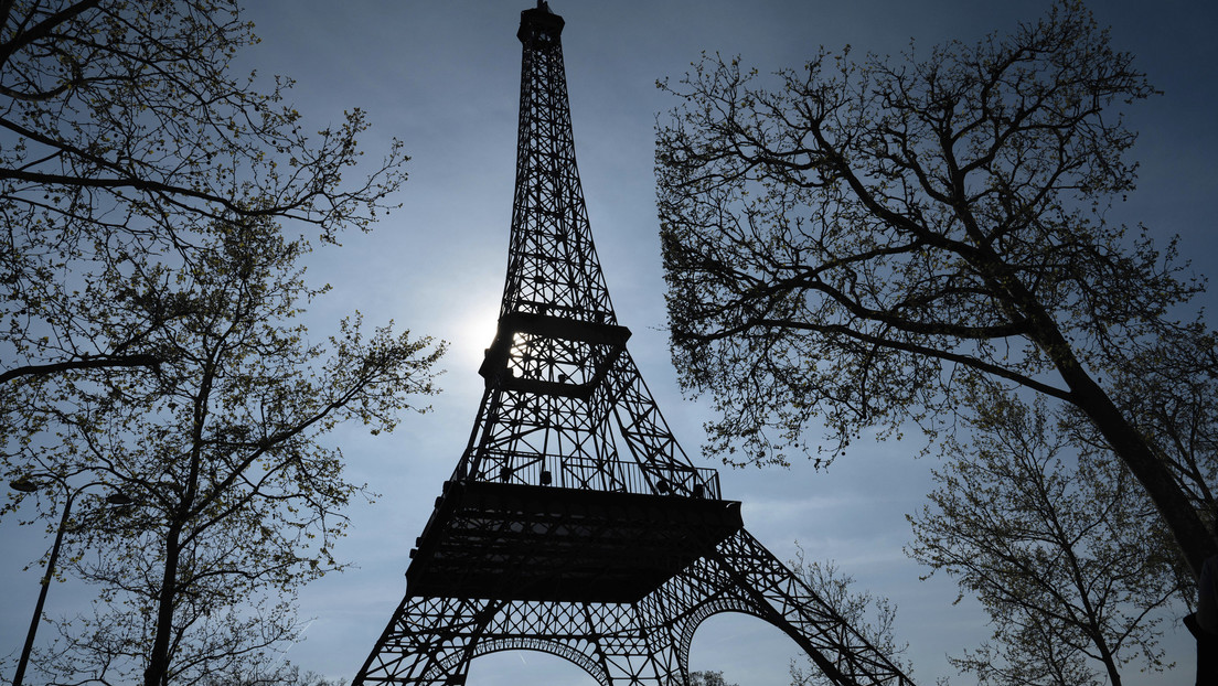 Evacúan la Torre Eiffel en París por alarma de bomba