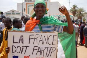Francia evacuará hoy a sus ciudadanos en Níger 