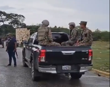 Polémica en la frontera: Militares dominicanos patrullan con vehículo haitiano
