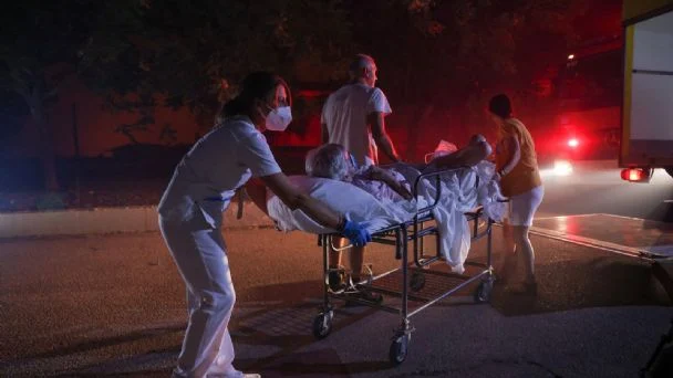 Encuentran 18 cuerpos calcinados en Grecia; incendios arrasan en Grecia y Europa