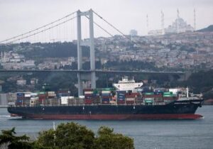 El primer carguero que zarpó desde Ucrania burló el nuevo bloqueo ruso y llegó a Estambul