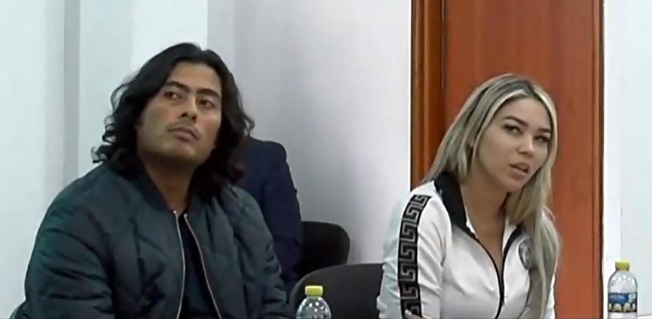 Captura tomada de un video divulgado por el Consejo Superior de la Judicatura de Colombia, que muestra a Nicolás Petro, hijo del presidente colombiano Gustavo Petro (izquierda), y su exesposa Daysuris Vásquez, AFP