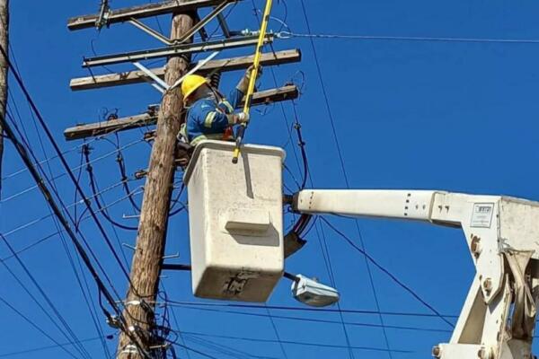 Residentes de la avenida 25 de Febrero de SDE denuncian tienen tres días sin servicio eléctrico