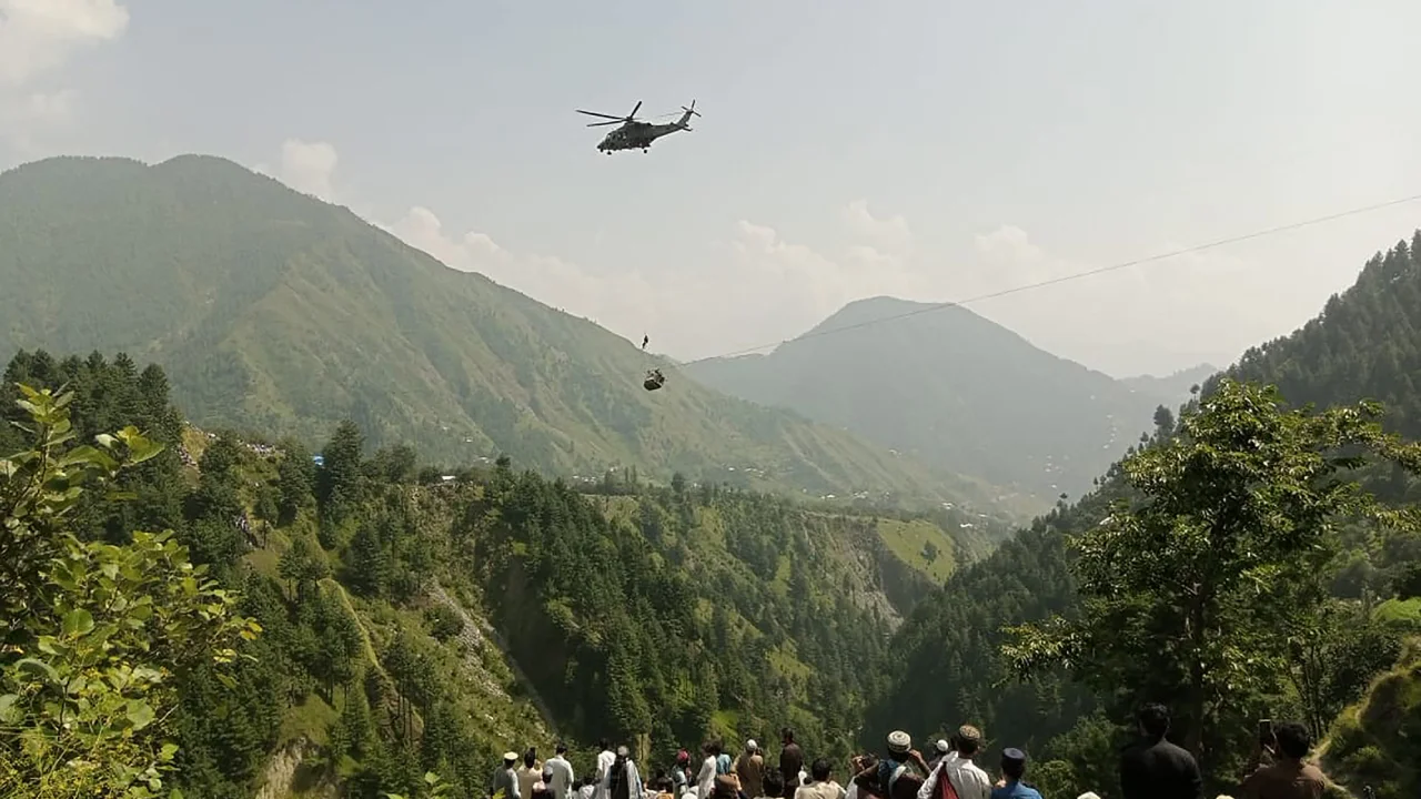 Rescatan seis niños y dos adultos que quedaron atrapados a más de 270 metros de altura en teleférico de Pakistán