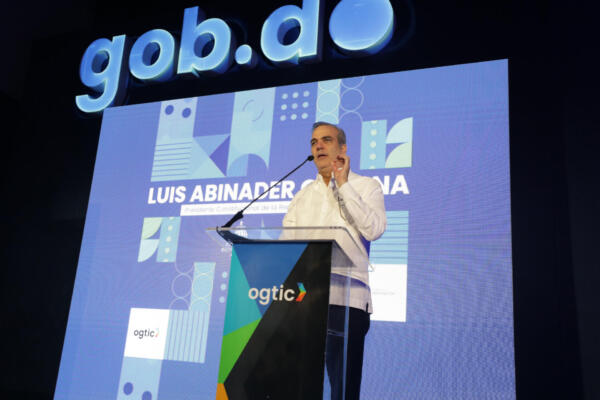 Abinader acerca servicios públicos a población del Norte del país; abre Punto GOB en Santiago 