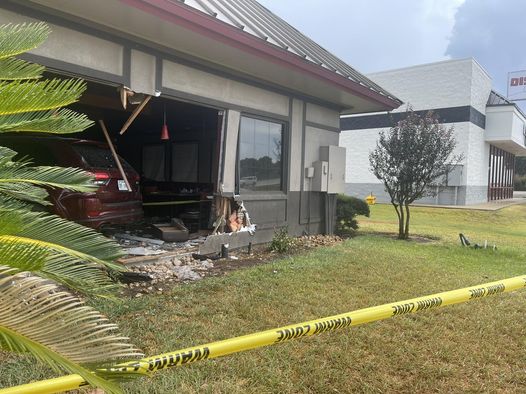 Texas: vehículo se estrella contra restaurante dejando 23 personas heridas 