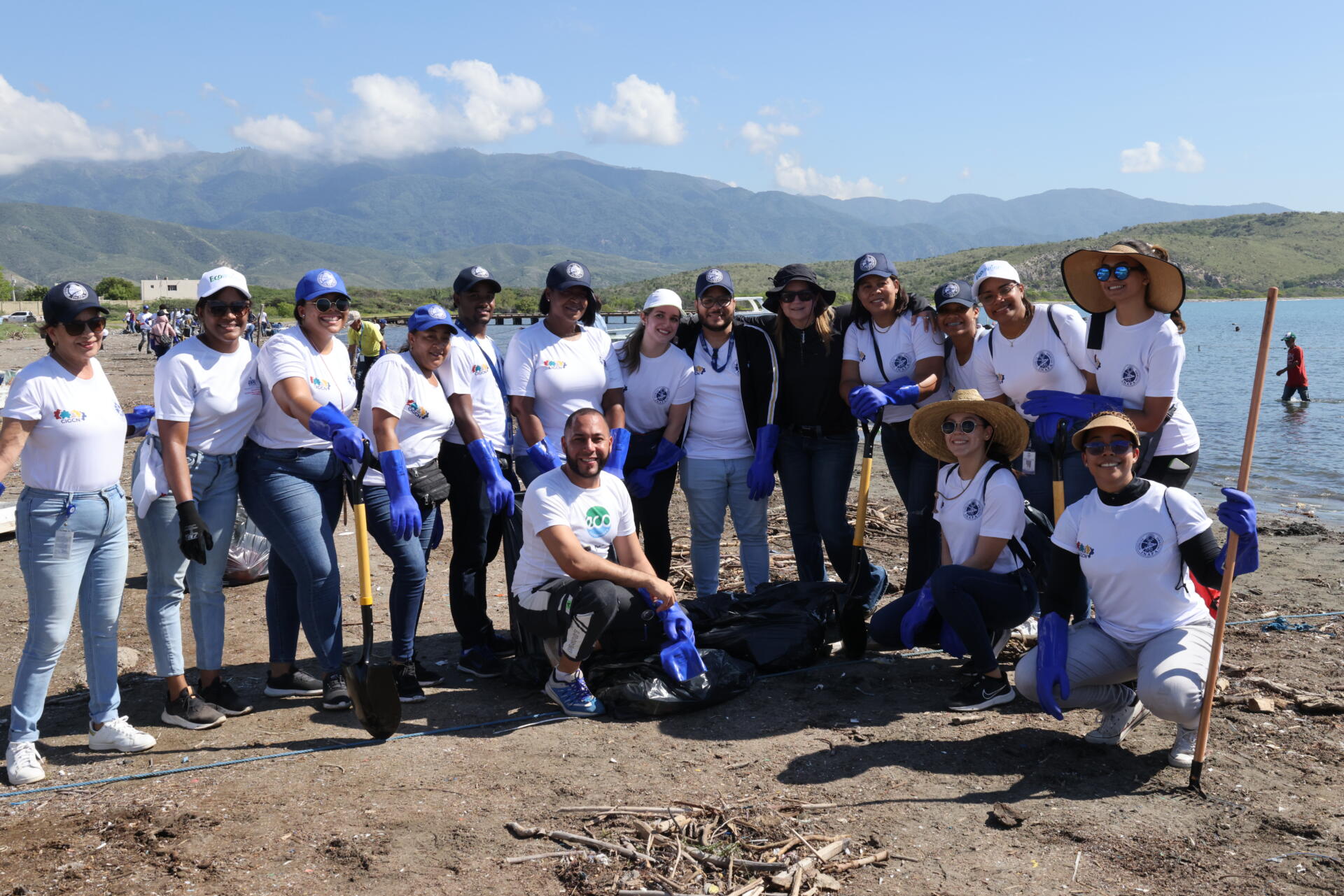 Más de 120 voluntarios realizan operativo de limpieza en Playa Tortuguero en Azua