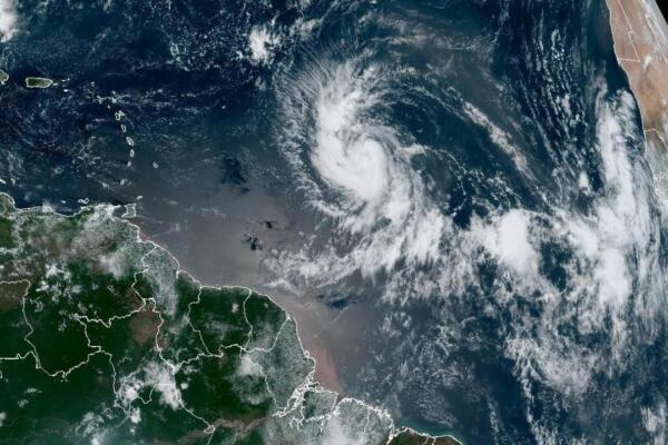 Alertan de olas de hasta 4,6 metros en Puerto Rico por el paso del huracán Lee