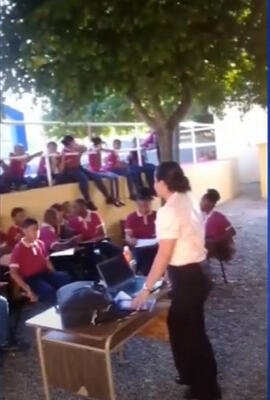 Estudiantes de un liceo en Zambrana de Cotuí reciben docencia al aire libre
