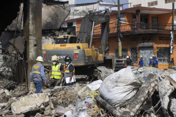 Continúa en San Cristóbal demolición de edificaciones afectadas por explosión