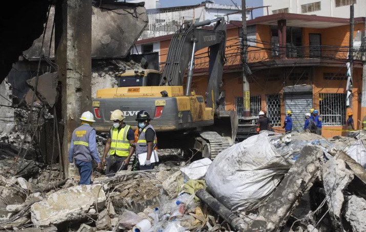 Continúa en San Cristóbal demolición de edificaciones afectadas por explosión