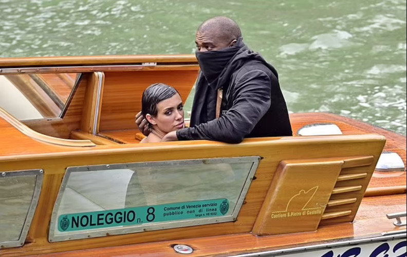 Kanye West e la sua fidanzata sono stati banditi in Italia per atti osceni