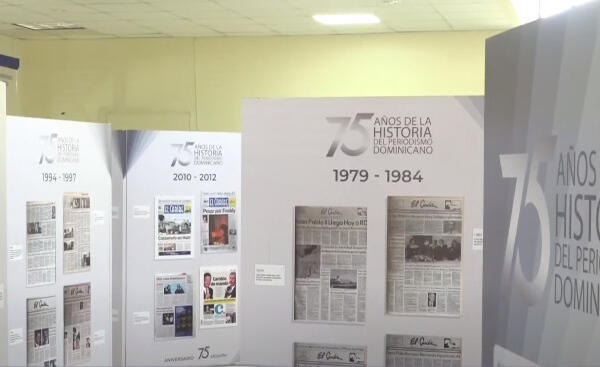 Miles de personas visitan exposición de portadas históricas del periódico El Caribe en la UASD de Santiago
