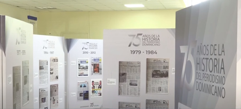Miles de personas visitan exposición de portadas históricas del periódico El Caribe en la UASD de Santiago