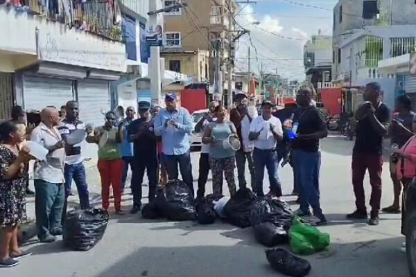 Moradores del sector Nuevo Amanecer mientras protestaban  en demanda del arreglo de sus calles 