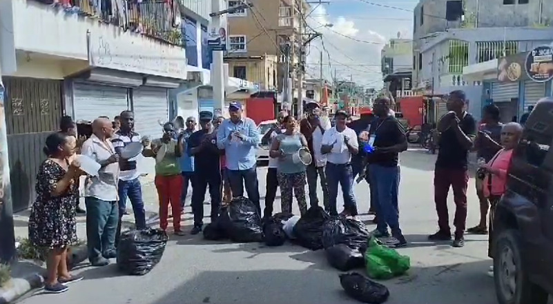 Protestan en Los Alcarrizos en demanda de asfalto de calles