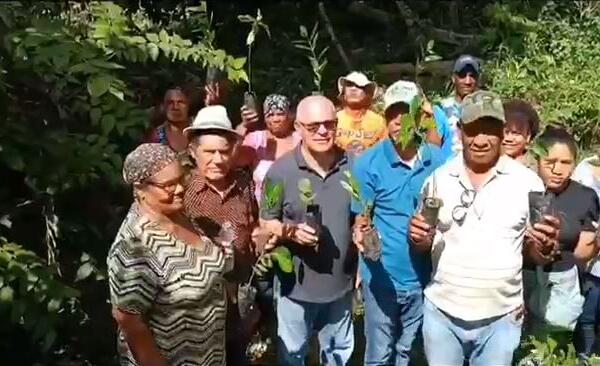 Coopmancha y comunitarios se unen para reforestar ríos en Hato Mayor