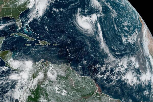 El huracán Nigel, de categoría 1, se fortalecerá en medio del Atlántico