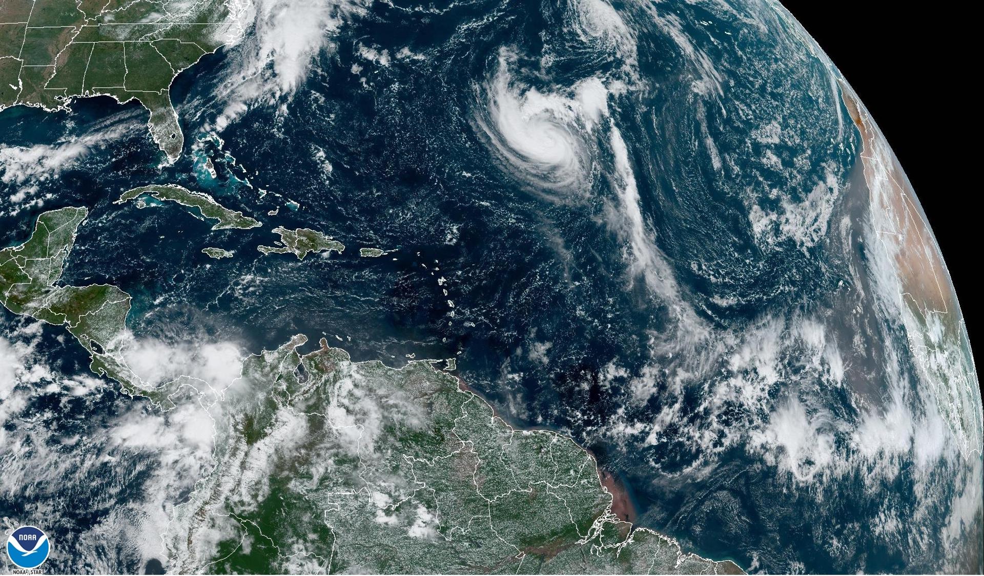 El huracán Nigel, de categoría 1, se fortalecerá en medio del Atlántico