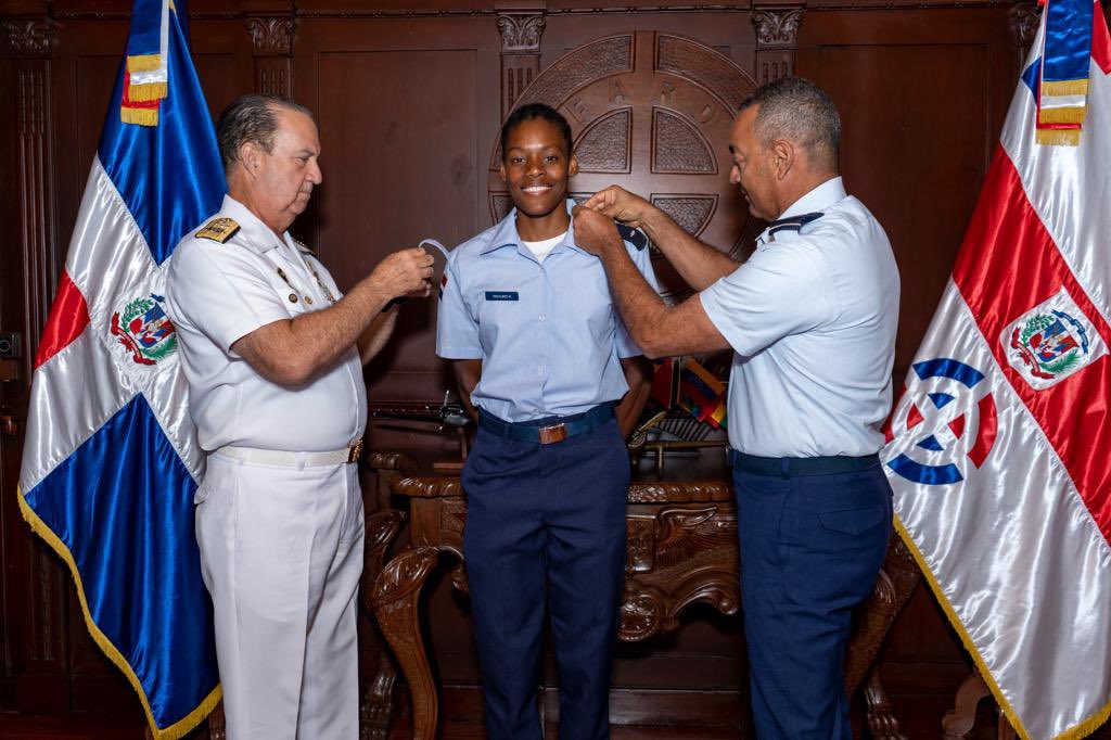 Comandante de la Fuerza Aérea y Viceministro de Defensa colocan insignias a Marileidy Paulino