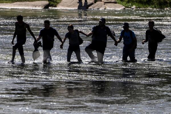 Frontera de Texas registra nueva ola masiva de migrantes; un niño muere