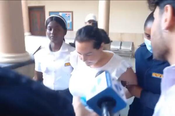 Hijo de falsa cirujana venezolana acosa a camarógrafo en el tribunal