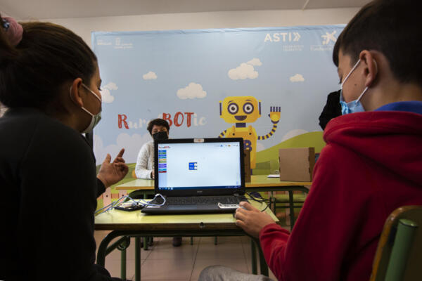 La Unesco pide una regulación rápida de la IA en las escuelas para asegurar su uso ético