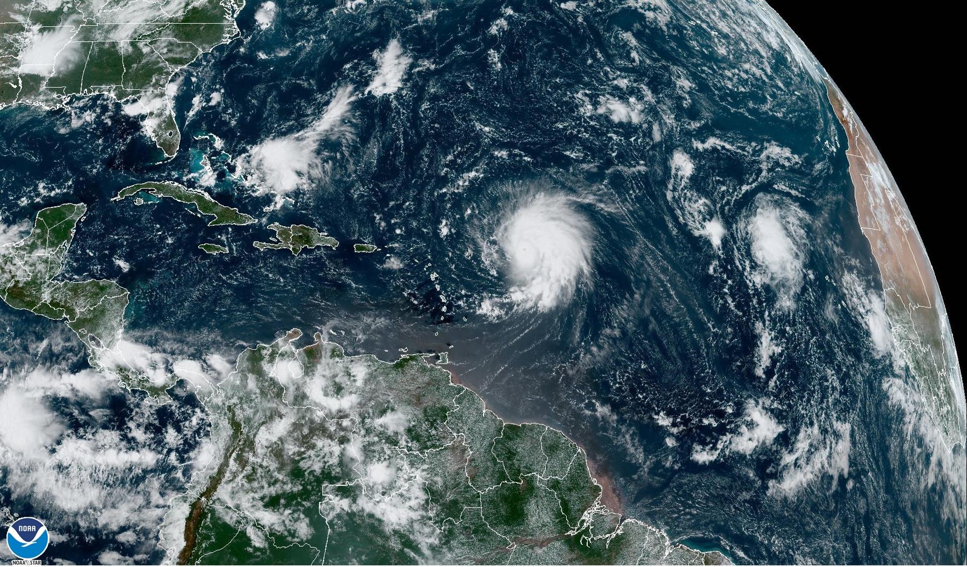 Lee baja a categoría 4 pero sigue siendo un "poderoso" huracán rumbo a las Antillas