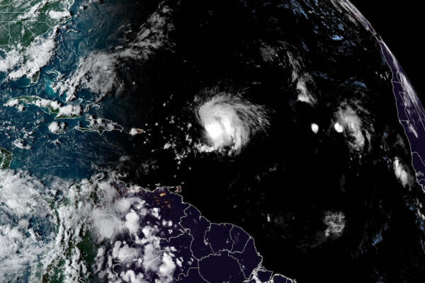 Lee gana de nuevo potencia como ciclón mayor y Margot puede ser huracán el lunes