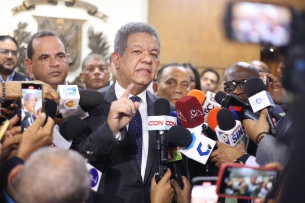 Leonel Fernández ante la prensa critica medidas tomadas ante controversia entre República Dominicana y Haití.
