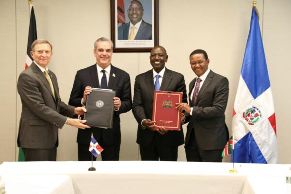 Presidente Abinader junto al presidente de Kenia luego de firmar acuerdos de entendimientos
