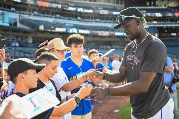Ronny Marucio firma autógrafos previo a su debut con los Mets de Nueva York