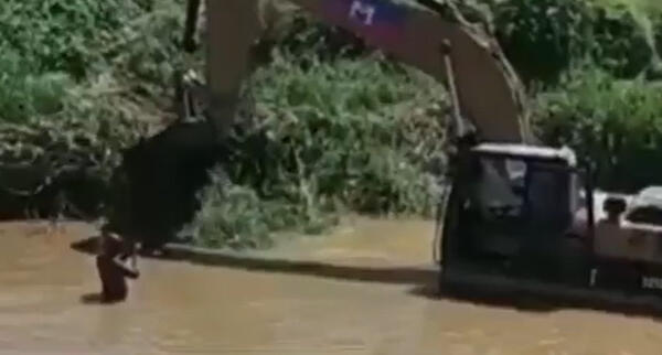 Haitianos introducen una retro excavadora hasta el río Masacre