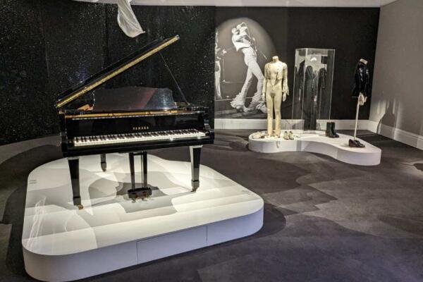 Subastan piano de Freddie Mercury por 2 millones de dólares 