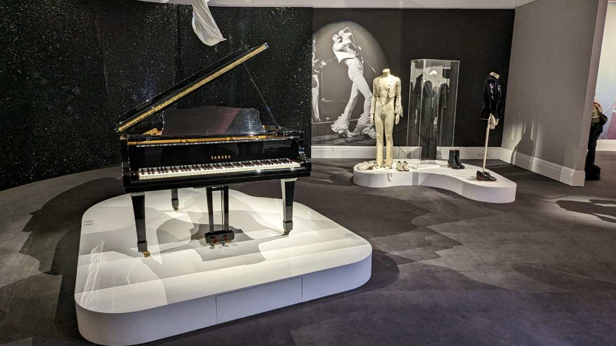 Subastan piano de Freddie Mercury por 2 millones de dólares